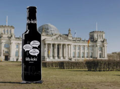 fritz-kola startet Wahlkampagne mit TikTok-Creatorn fritz-kola Installation vor dem Bundestag (Foto: fritz-kola)