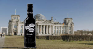 fritz-kola startet Wahlkampagne mit TikTok-Creatorn fritz-kola Installation vor dem Bundestag (Foto: fritz-kola)