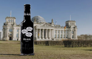 fritz-kola startet Wahlkampagne mit TikTok-Creatorn fritz-kola Installation vor dem Bundestag (Foto: fritz-kola)
