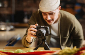 Canon stellt EOS R50 V und Objektiv mit Power Zoom vor EOS R50 V (Foto: Canon)