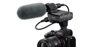 Neues hochauflösendes Richtrohrmikrofon von Sony ECM-778 an einer Kamera (Foto: Sony)