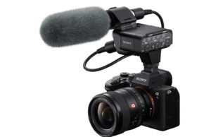 Neues hochauflösendes Richtrohrmikrofon von Sony ECM-778 an einer Kamera (Foto: Sony)