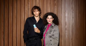 Weleda setzt auf Bene Schulz als Gesicht der Generation Z Bene Schulz mit Tina Müller (Foto: Getty Images for Weleda/Franziska Krug)