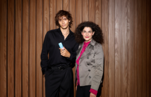 Weleda setzt auf Bene Schulz als Gesicht der Generation Z Bene Schulz mit Tina Müller (Foto: Getty Images for Weleda/Franziska Krug)