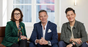 Tacsy startet neuen TikTok-Kanal für Volkswagen R Daniel Hoffmann (rechts) mit den weiteren Tacsy-Geschäftsführern Esther Busch und Patrick Graf von Faber-Castell (Foto: Tacsy GmbH)