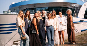 stylink und Viva Cruises bringen 100 Creator zusammen Das stylink Team mit Influencern (Foto: Tim Terhörst/stylink)