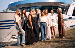 stylink und Viva Cruises bringen 100 Creator zusammen Das stylink Team mit Influencern (Foto: Tim Terhörst/stylink)