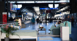 newhome und Not Nice starten Creator-Aktivierung im HB Zürich newhome baut ein Schlafzimmer in den Züricher Hauptbahnhof (Fotos: newhome.ch)