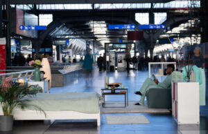newhome und Not Nice starten Creator-Aktivierung im HB Zürich newhome baut ein Schlafzimmer in den Züricher Hauptbahnhof (Fotos: newhome.ch)